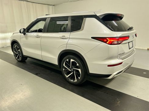 Used 2022 Mitsubishi Outlander SE image 6