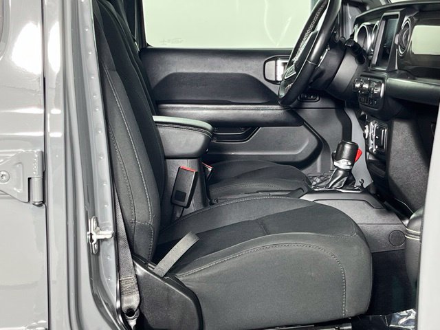 Used 2018 Jeep Wrangler Unlimited Sahara AWD/4WD image 27