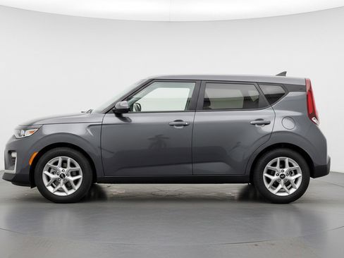 Used 2025 Kia Soul LX w/ LX Technology Package FWD image 5