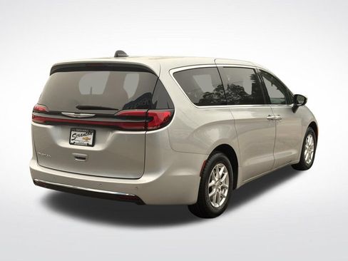 Used 2023 Chrysler Pacifica Touring-L FWD image 7
