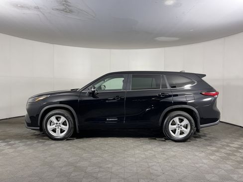 Used 2023 Toyota Highlander LE image 3