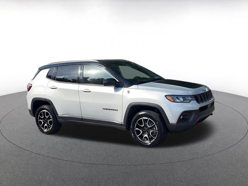 Used 2025 Jeep Compass Trailhawk AWD/4WD image 2