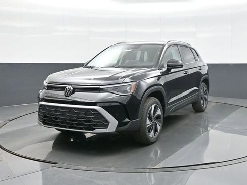 New 2026 Volkswagen Taos SE image 3