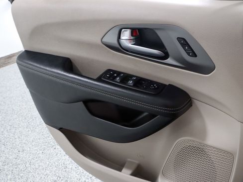 Used 2023 Chrysler Pacifica Touring-L image 21