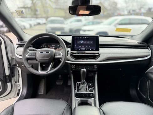 Used 2024 Jeep Compass Latitude image 25