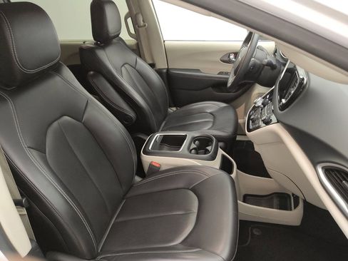 Used 2023 Chrysler Pacifica Touring-L FWD image 21