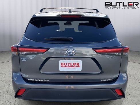 Used 2022 Toyota Highlander XLE AWD/4WD image 4