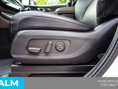Used 2025 Kia Carnival FWD image 21