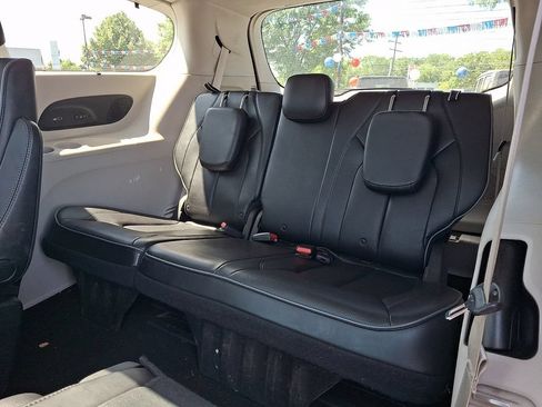 Used 2019 Chrysler Pacifica Limited w/ Tire & Wheel Group FWD image 11