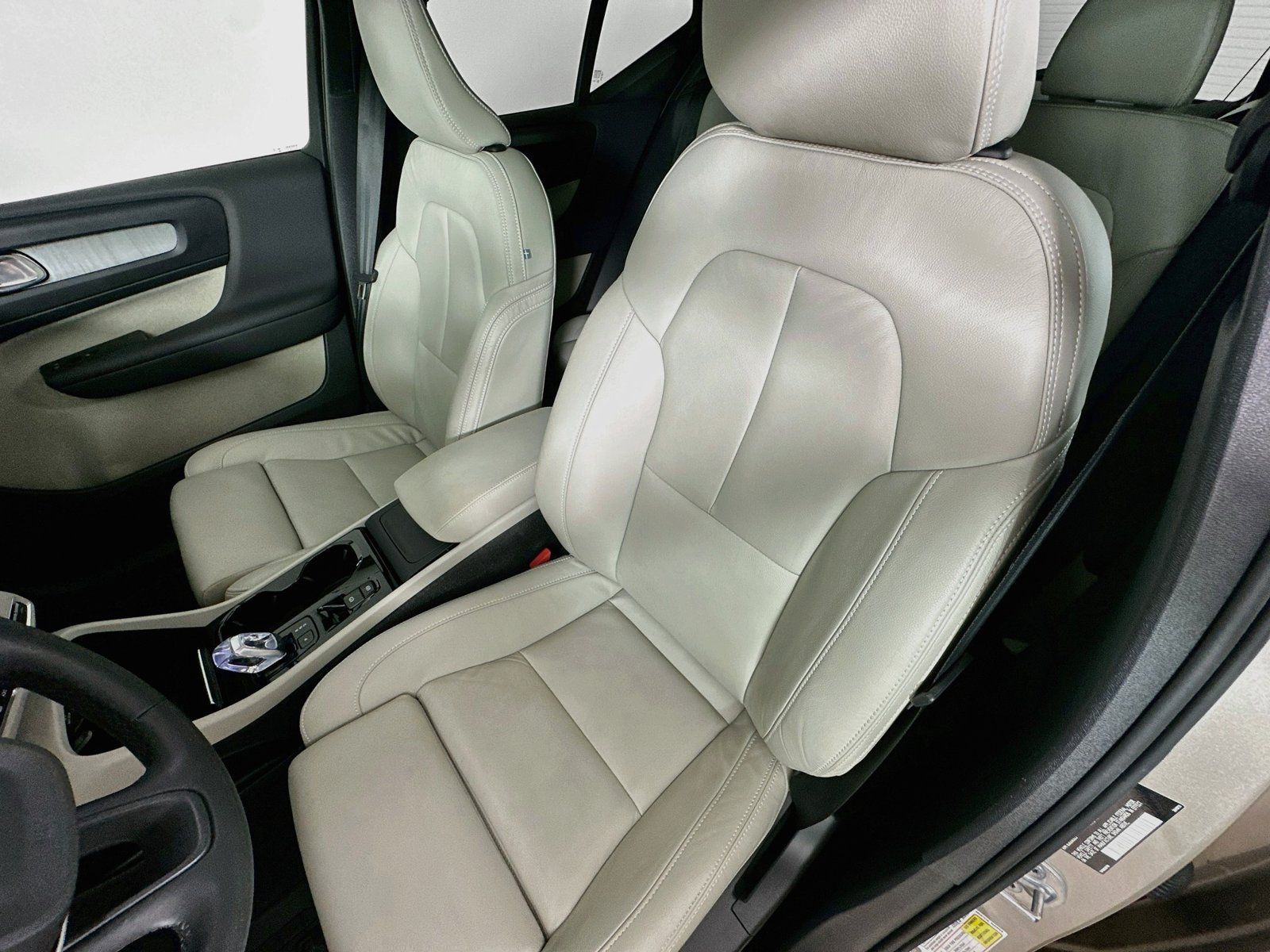 Used 2024 Volvo XC40 B5 Plus w/ Climate Package AWD/4WD image 33