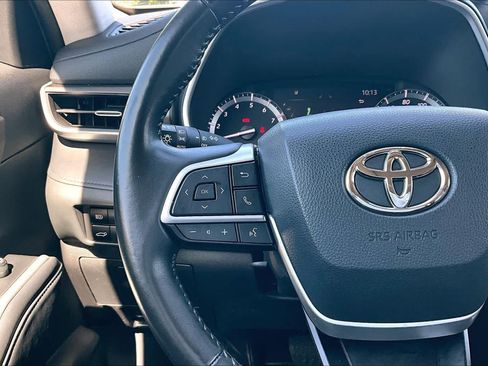 Used 2022 Toyota Highlander XLE FWD image 23