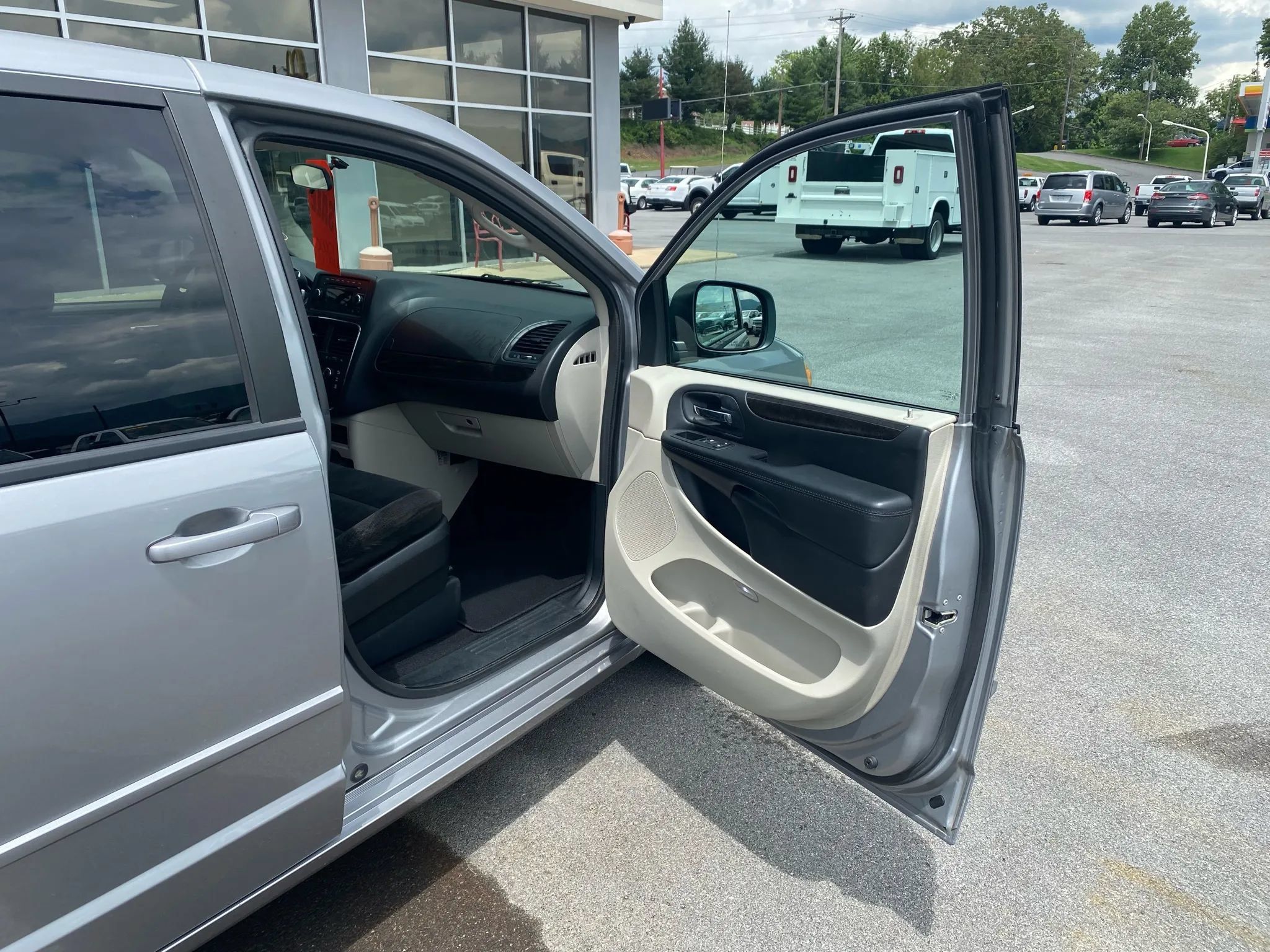 Used 2016 Dodge Grand Caravan SE w/ Quick Order Package 29E SE FWD image 17