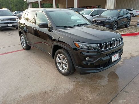 Used 2025 Jeep Compass Latitude w/ Sun & Sound Group AWD/4WD image 6