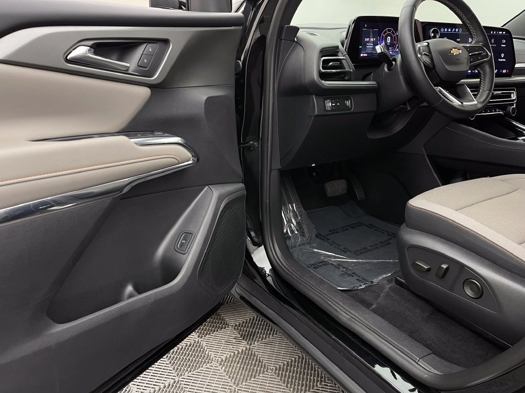 Used 2026 Chevrolet Traverse LT w/ Driver Confidence Package FWD image 14