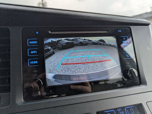 Used 2015 Toyota Sienna XLE Premium FWD image 15