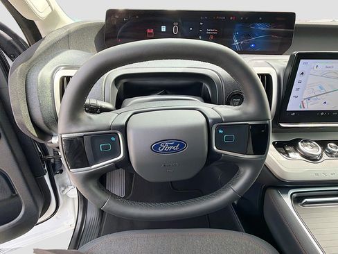 Used 2025 Ford Expedition Active image 40