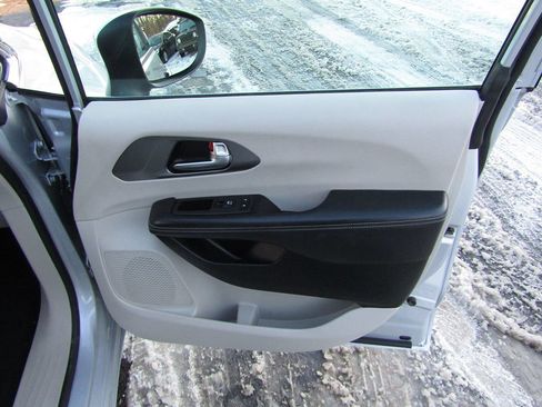 Used 2023 Chrysler Pacifica Touring-L image 28