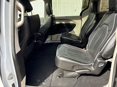 Used 2024 Chrysler Pacifica Limited image 28