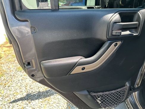 Used 2016 Jeep Wrangler Unlimited Sahara AWD/4WD image 16