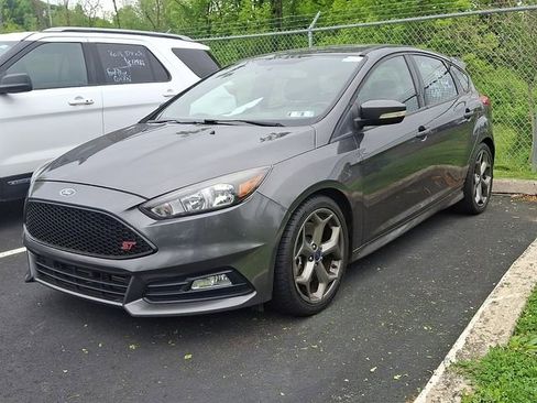 Used 2018 Ford Focus ST FWD image 3