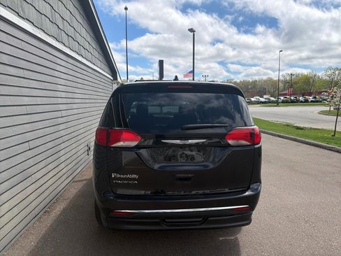 Used 2020 Chrysler Pacifica Touring-L w/ Tire & Wheel Group FWD image 17