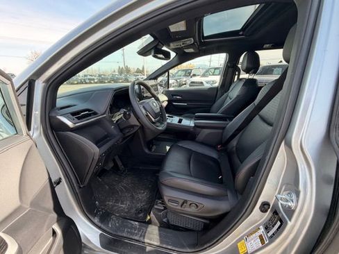 Used 2025 Toyota Sienna XSE w/ XSE Plus Package image 4