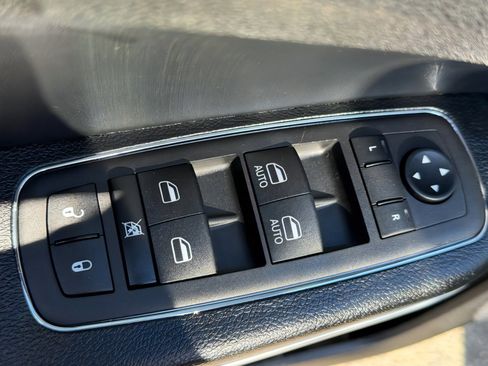 Used 2023 Chrysler 300 Touring w/ Sport Appearance Package image 20