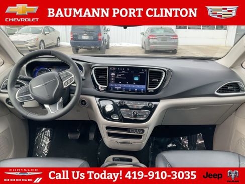 Used 2024 Chrysler Pacifica Touring-L FWD image 17