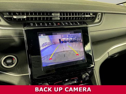 Used 2023 Jeep Grand Cherokee Laredo AWD/4WD image 14