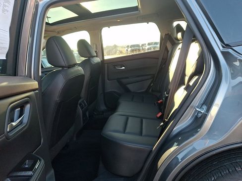 Used 2023 Nissan Rogue SV w/ SV Premium B Package image 10