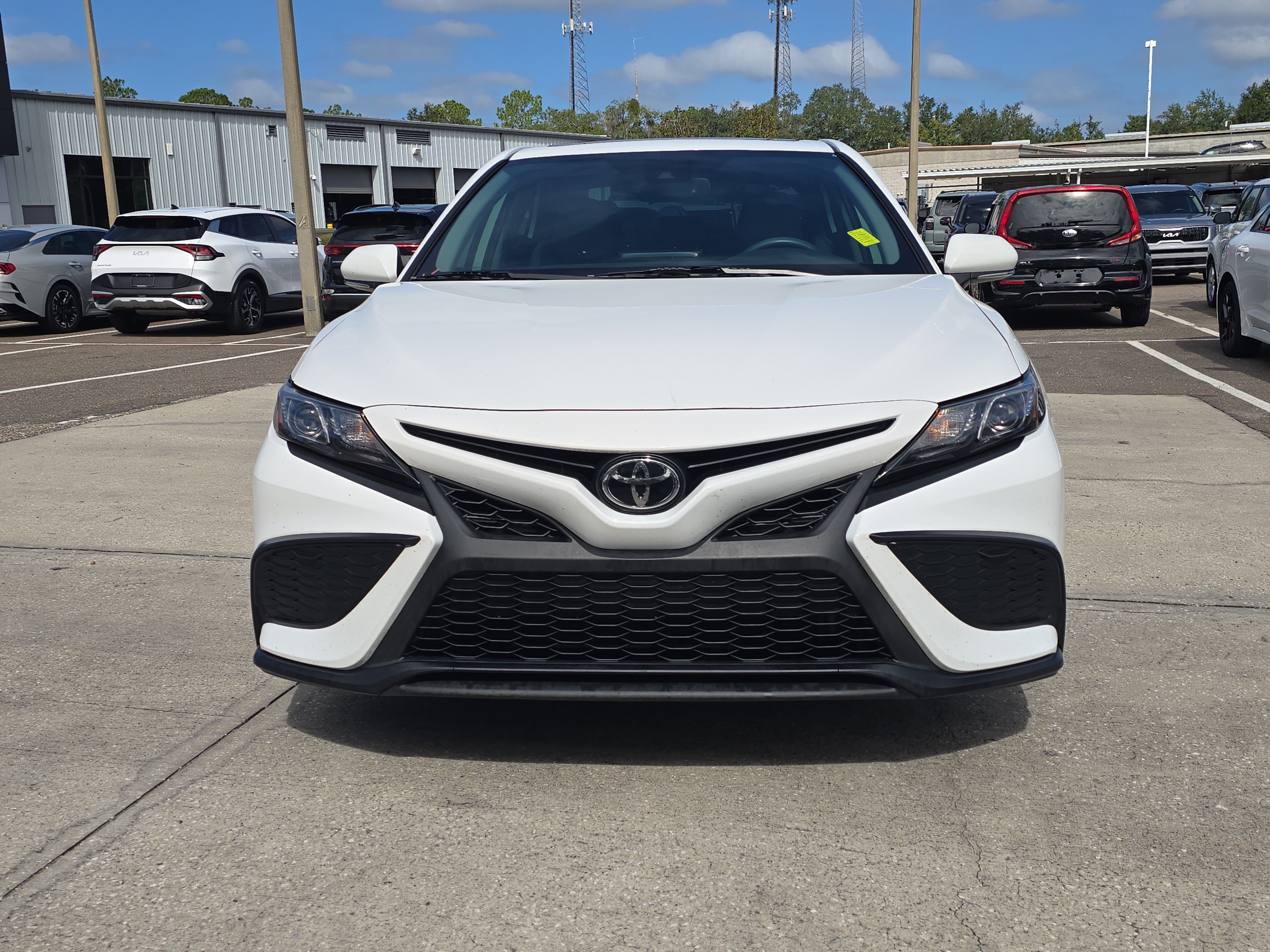 Used 2022 Toyota Camry SE w/ Audio Upgrade Package FWD image 3