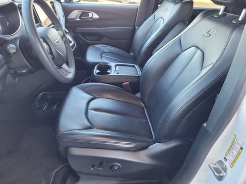 Used 2024 Chrysler Pacifica Limited FWD image 15