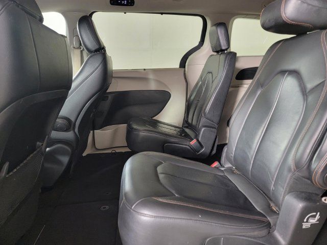 Used 2017 Chrysler Pacifica Touring-L FWD image 15