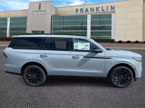 New 2025 Lincoln Navigator Reserve w/ Jet Appearance Package AWD/4WD image 8