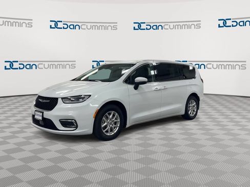 Used 2023 Chrysler Pacifica Touring-L FWD image 4