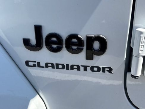 Used 2021 Jeep Gladiator Overland AWD/4WD image 8
