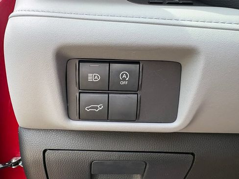 Used 2024 Toyota Highlander XLE AWD/4WD image 17