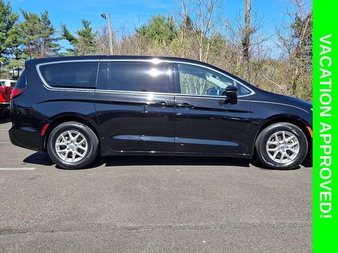 Used 2024 Chrysler Pacifica Touring-L FWD image 6