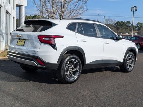 Used 2025 Chevrolet Trax LT w/ Driver Confidence Package image 4