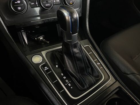 Used 2017 Volkswagen e-Golf SEL Premium image 43