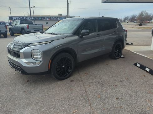 Used 2022 Mitsubishi Outlander SE image 3