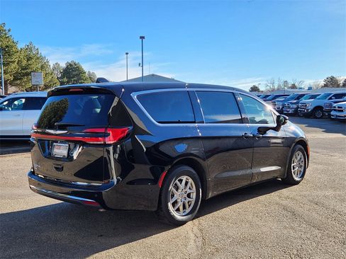 Used 2024 Chrysler Pacifica Touring-L image 3