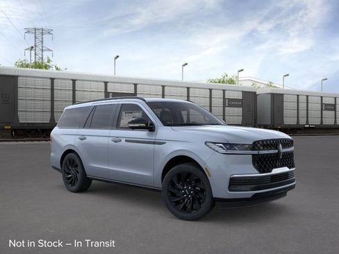 New 2026 Lincoln Navigator Reserve w/ Jet Appearance Package AWD/4WD image 7