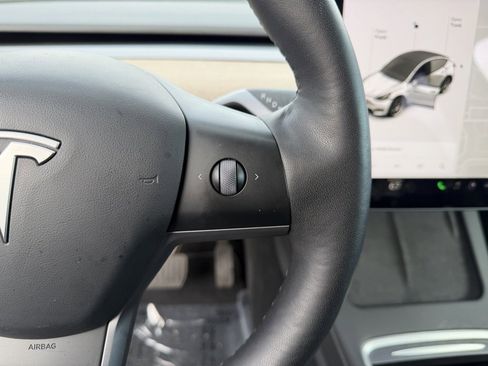 Used 2022 Tesla Model Y Long Range image 18