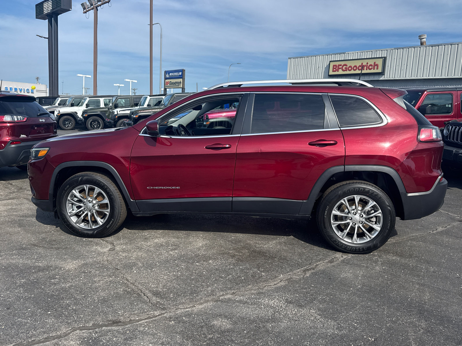 Used 2021 Jeep Cherokee Latitude Lux AWD/4WD image 3