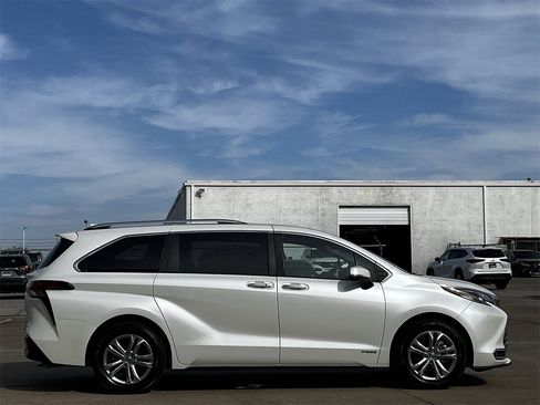 Used 2021 Toyota Sienna Platinum image 3