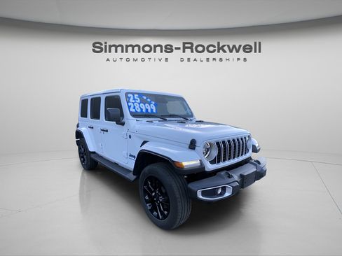 Used 2025 Jeep Wrangler Sahara image 3