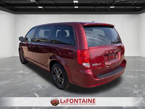 Used 2018 Dodge Grand Caravan SE image 3