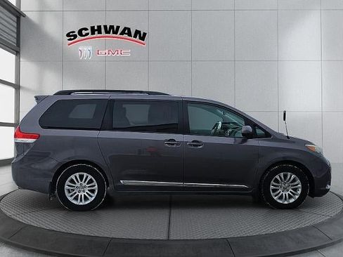 Used 2012 Toyota Sienna XLE image 3