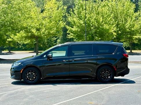 Used 2021 Chrysler Pacifica Touring w/ Uconnect Theater Family Group FWD image 3